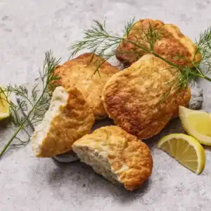 Nærbilde av ferske Steinbitkaker Dalen, 5kg pakke, ekte norsk håndverk fra havet.